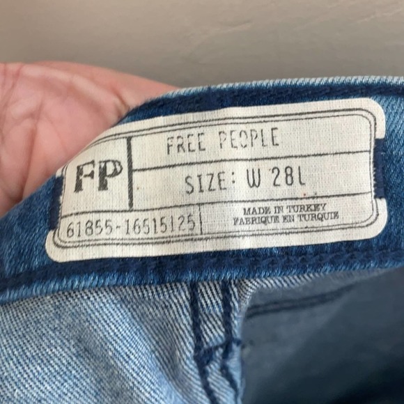 Free People High Rise Busted Knee Jeans Blue Size 28L NWT - Picture 4 of 5